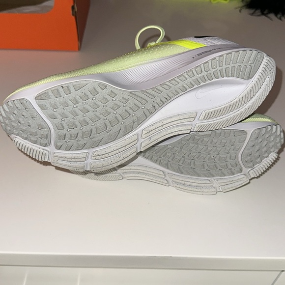 NIKE Air Zoom Pegasus 38 barely volt/black womens running sneakers 9.5 - Picture 5 of 6